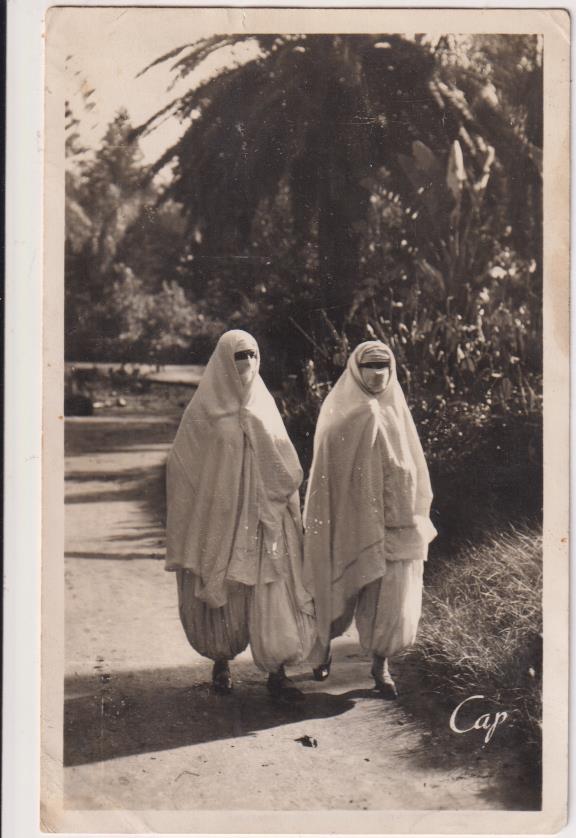 Foto-Postal. Mujeres marroquíes de Paseo. Escrito al dorso: Casablanca