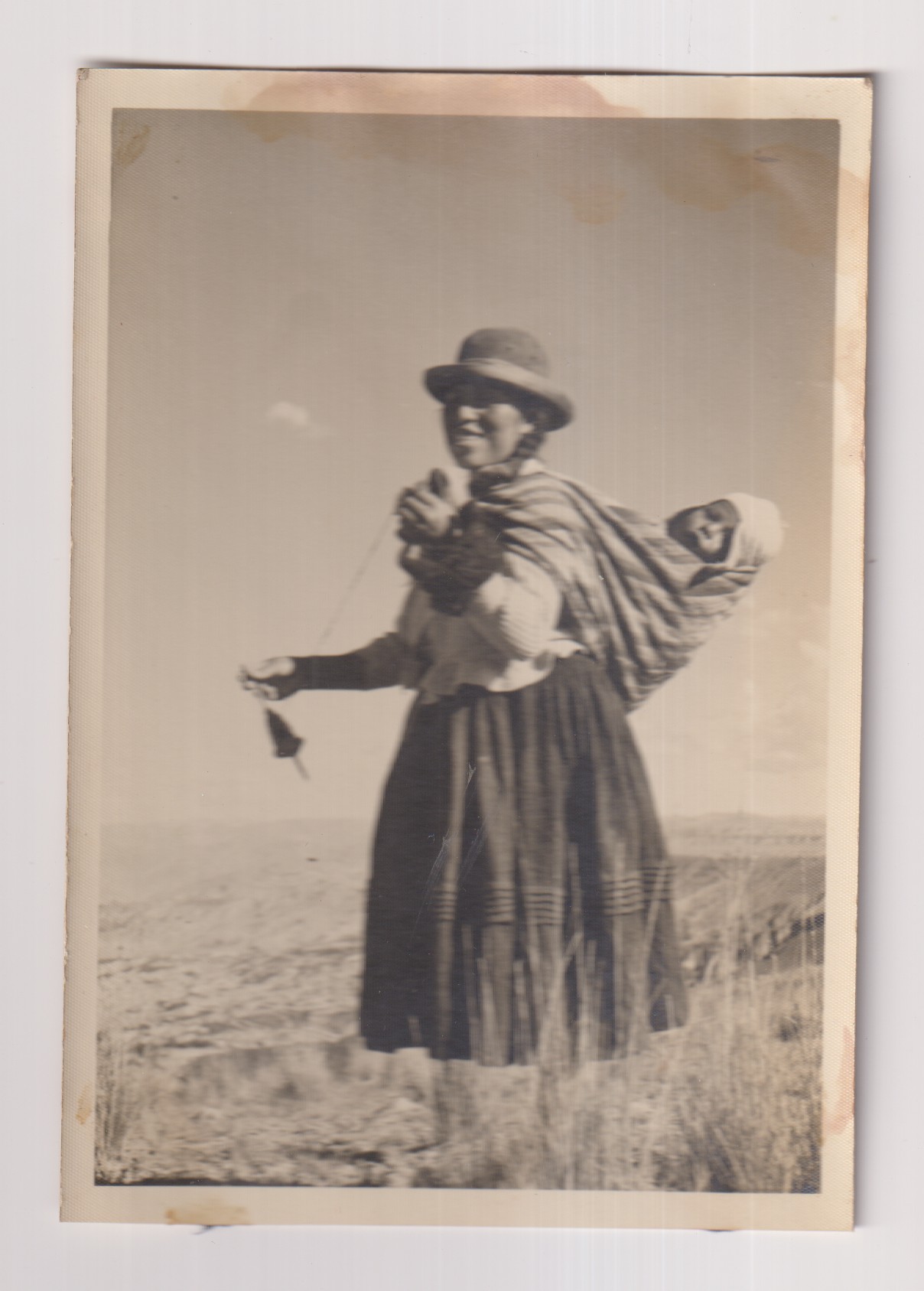 Foto Postal. Bolivia, mujer con niño