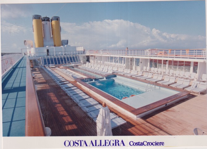 Postal 16x12,5 cm.) Barco. - Cubierta. Costa Allegra. Costa Crociere. Arte Grafica. Génova