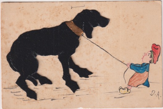 Postal artesanal. dibujada y coloreada a mano, Perro de tela. Firma: D. A. Sobre una postal anterior a 1905