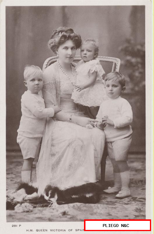 foto posta. h.M. Queen victoria of spain with her children