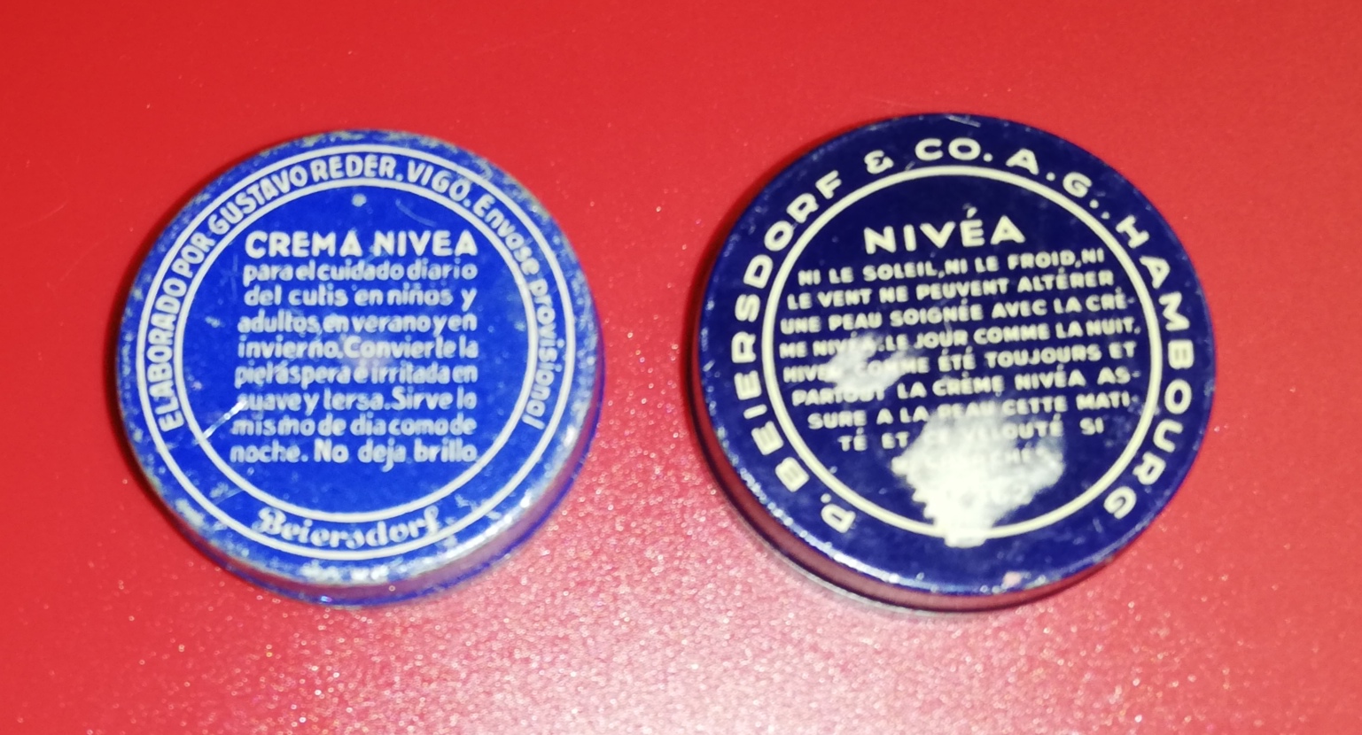 Crema Nivea. Lote de 2 cajas metálicas (diámetro 5 cm.). En español y francés. Mitad siglo XX
