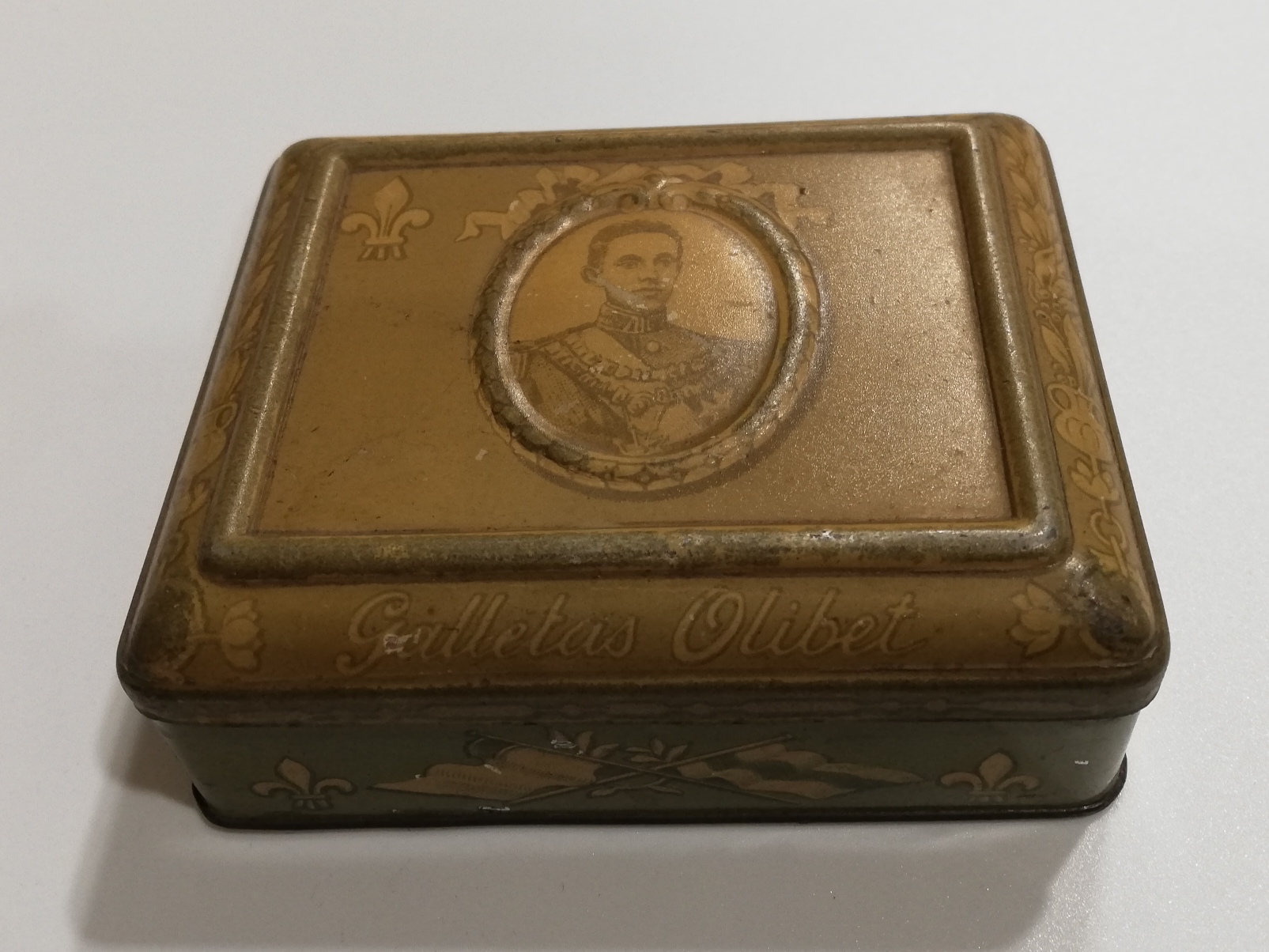 Antigua y bonita caja metálica de Galletas Olibet (Busto de Alfonso XIII)