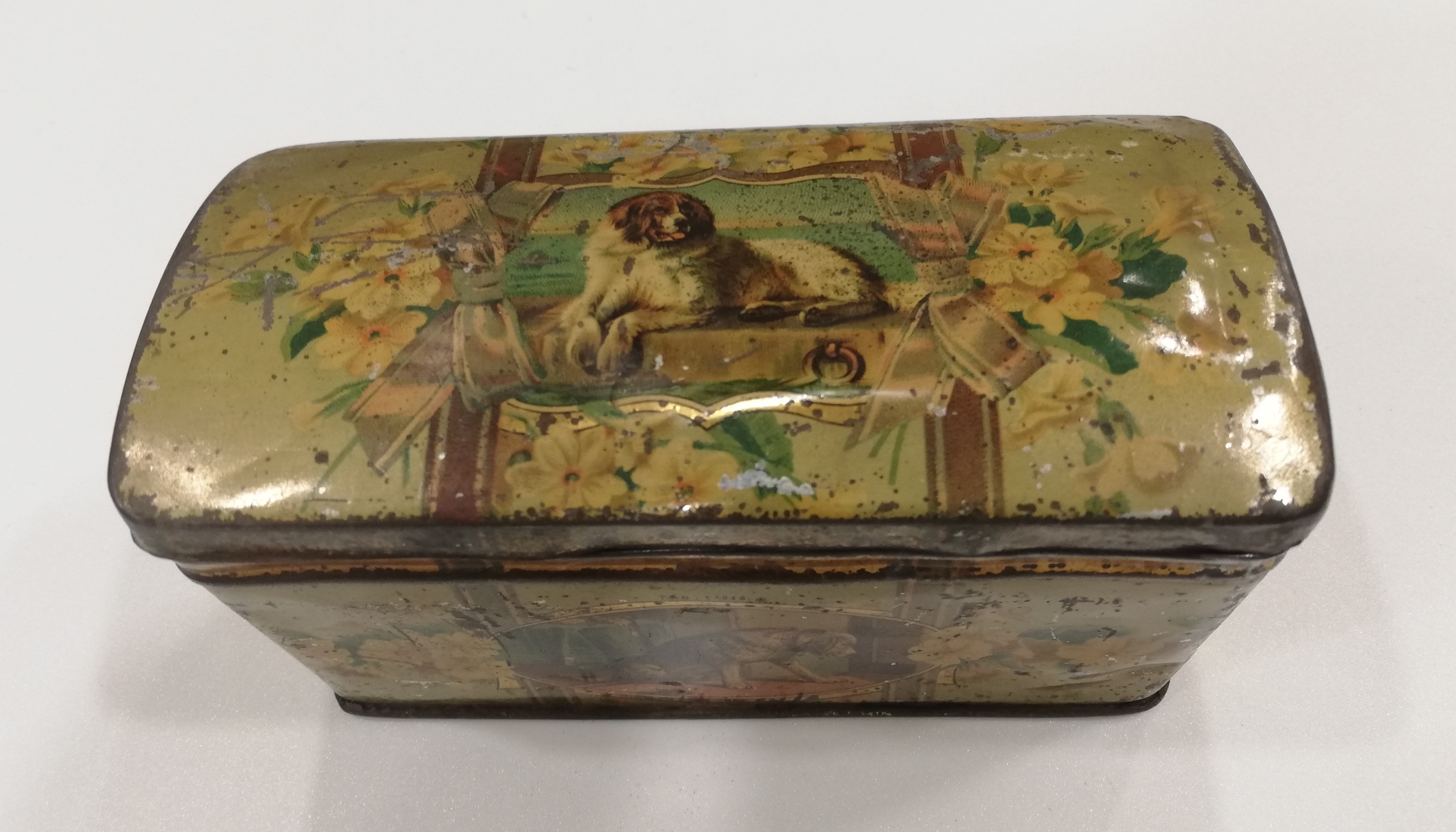 Antigua caja metálica con imágenes de perros (T. & O. t-916)