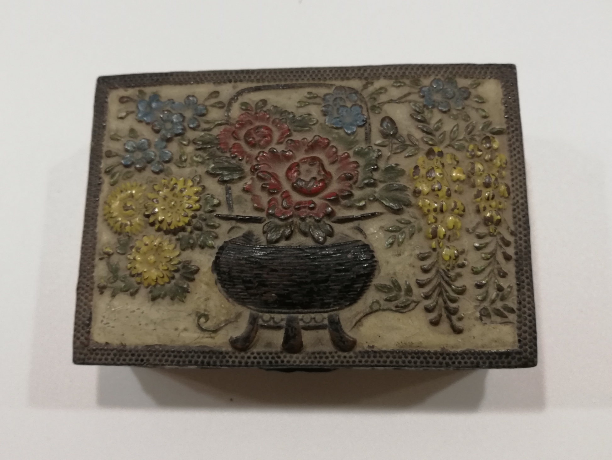 Antigua y bonita caja metálica con decoración floral en relieve