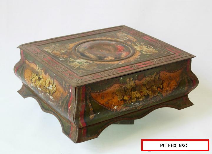 Caja de chapa (18x17x7) adornada con relieves y motivos florales. Siglo XIX