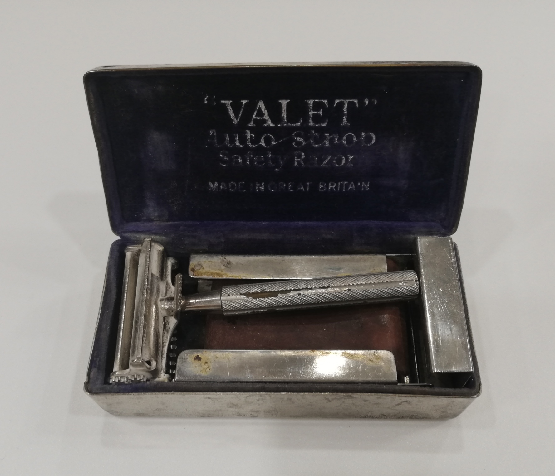 Valet. Set de afeitar en caja metálica (maquinilla, portahojas y afilador)