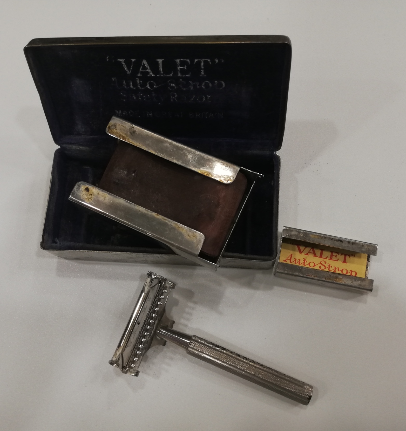 Valet. Set de afeitar en caja metálica (maquinilla, portahojas y afilador)