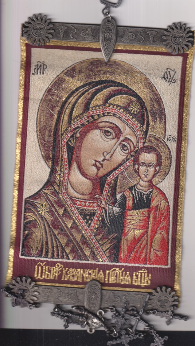 Icono Ortodoxo Griego. Virgen sobre tejido (24x15 cm.) con hilos dorados, sostenido metálica con adornos para colgar y 7 cruces + una medalla de me-
