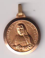 B. Teresa de Jesús Jornet. Medalla (AE-3 cms.) Dorada. Reliquia en reverso