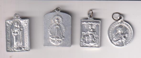 Lote de 4 medallas (AL. 2,5 a 1,8 cms.) María Auxiliadora, Virgen de Loreto, V. del Carmen y Sta. Teresa del Niño Jesús