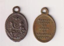 Santísima Trinidad. LOte de 2 Medallas (AE. 1,7 cms.) R/ Gloria Patri et filio et Xpiritui Sancti. Siglo XIX