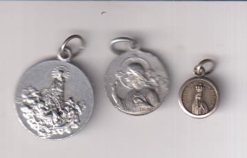 Lote de 3 medallas: Virgen, Corazón de Jesús y Fátima (2 AL y Fátima plateada) 