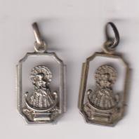 Virgen con Niño Jesús. Lote de 2 medallas troqueladas (AR 20 mm.) 