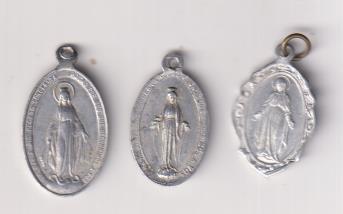 Inmaculada. Lote de 3 medallas (AL 24 a 20 mm.) Siglo XIX-XX