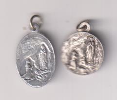 Virgen de Lourdes. Lote de 2 Medallas (AL 20 y AE Plateado 18 mm.) 