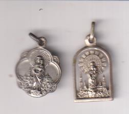 Virgen del Pilar. Lote de 2 medallas (Plateadas, 20 y 18 mm.) 