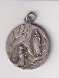 Santa Bernadette. Medalla (AR 26 mm.) R/Virgen de Lourdes