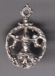 Virgen entre 2 Ángeles. Medalla troquelada (AR 32 mm.) o adorno. Siglo XVIII?