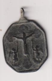 Virgen del Loreto(S. Maria Laurent) Medalla (AE 30 mms.) R/ Crucificado y 2 Ángeles. Siglo XVII