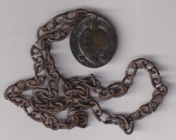 Corazón rodeado por 4 Angelitos en Ambas cara, Medalla (AE 30 mms Cadena hierro. Siglo XVII.