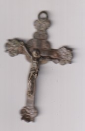 Jesús en la cruz. (AE 58 mms.) Bonita cruz rematada con dos cabezas de angelitos arriba y abajo y triple a izq. y der. R/souvenir misió. s. XIX