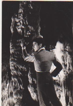 Foto-Postal (15x10) Cueva de Nerja Antonio en la Sala del Cataclismo. durante el rodaje de una película. Escrito dorso: Lunes 30-9-1963