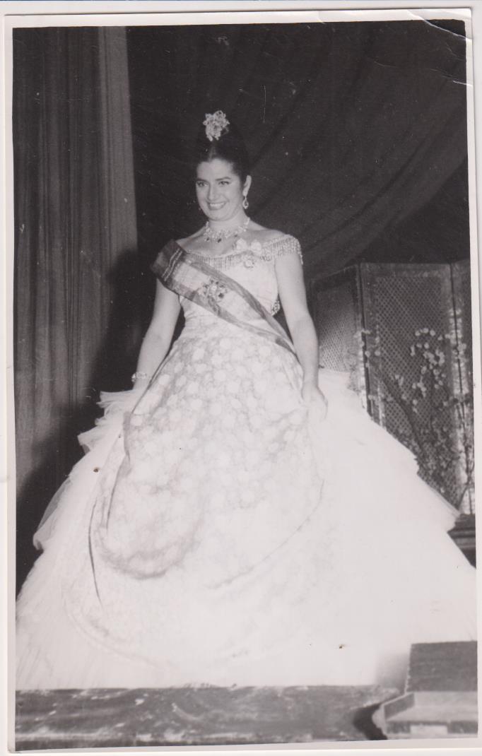 Juanita Reina. Fotografía (18x11) Al dorso: Cariño Ciego, San Fernando 6 Nov. 1961