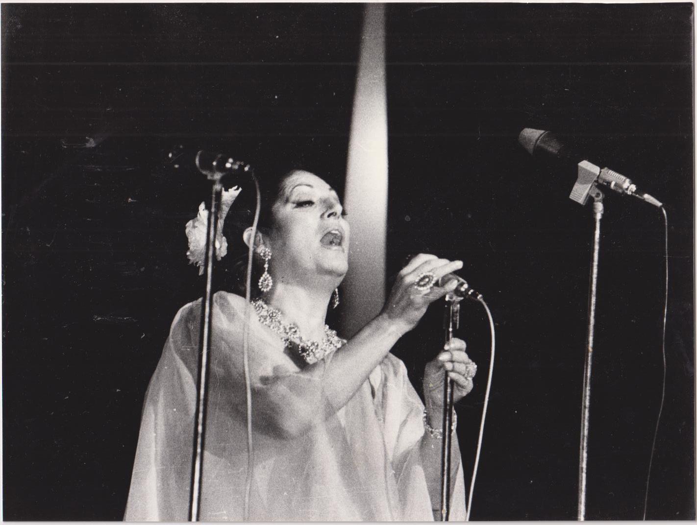Juanita Reina. Fotografía (24x18) Al dorso: Homenaje a Quiroga. Teatro Lope de Vega. 6-11-76