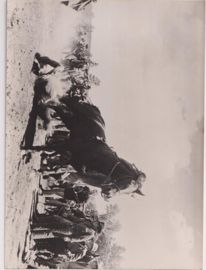 Duelo en el Barro. Fotocromo. Fotografía (18x24) de Don Murray. 1959. Al dorso tampón Ministerio de información y Turismo D. provincial. Barcelona