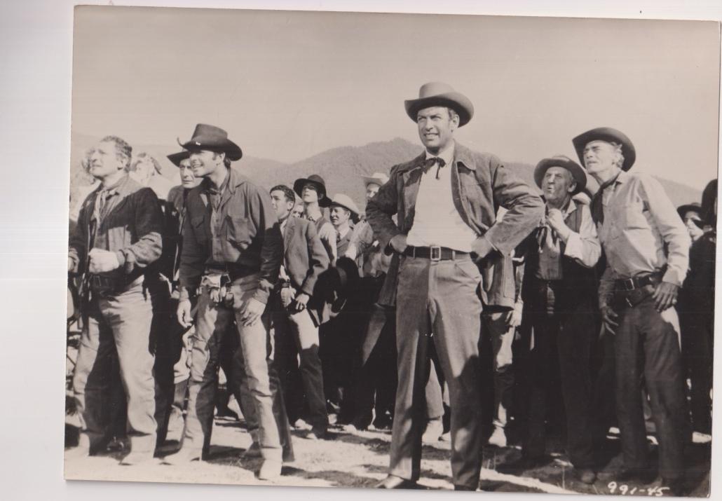 Duelo en el Barro. Fotocromo. Fotografía (18x24) de Richard Egan. 1959. Al dorso tampón del ministerio de información y turismo. D. P. Barcelona