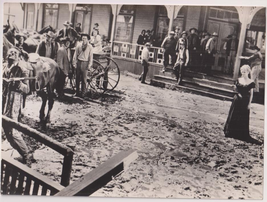 Duelo en el Barro. Fotocromo. Fotografía (18x24) de Richard Egan y lee Remnick. 1959. Al dorso tampón M. Interior y turismo D. Provincial Barcelona
