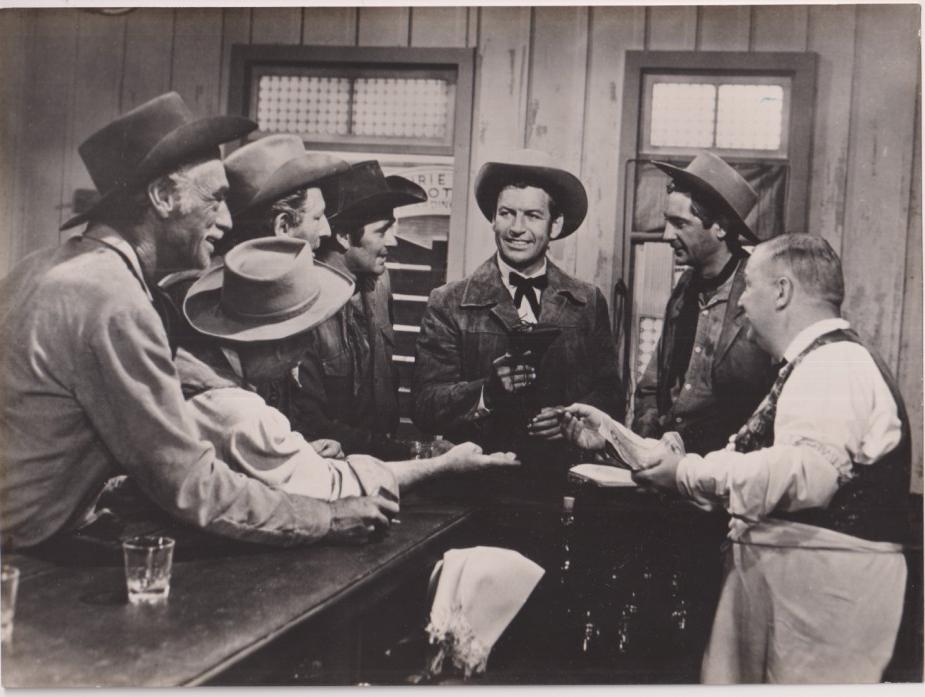 Duelo en el Barro. Fotocromo. Fotografía (18x24) de Stuart Whitman y Richard egan. 1959. Al dorso tampón M. de Información y turismo. D. P. Barcelona