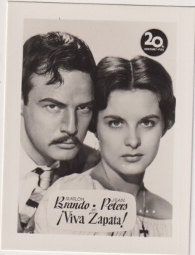 Marlon Brando y Jean Peters en zapata de 20 Century Fox. Años 50. Al Dorso: Publicidad Rollfilm de Infonal. Foto Postal (9,5x7 c.) Impecable