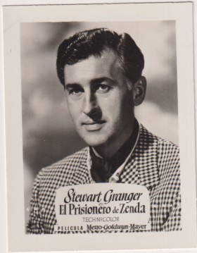 Stewart Granger en El Prisionero de Zenda de MGM. Años 50. Al dorso Publicidad Rollfilm de Infonal. Foto Postal (9,5x7 c.) Impecable