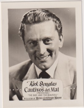 KIrk Douglas en Cautivos del mal de MGM. Años 50. Al dorso, publicidad de Rollfilm Infonal Tarjeta Postal (9,5x7 c.) Impecable