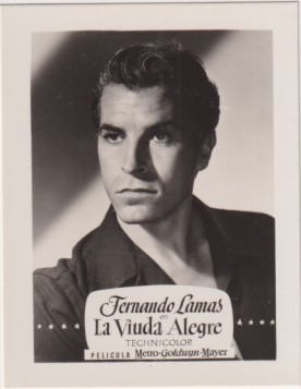 Fernando Lamas en la Viuda Alegre de MGM. Al dorso. Para sus fotos Rollfilm Infonal. Foto Postal (9,5x7 cm.) Impecable